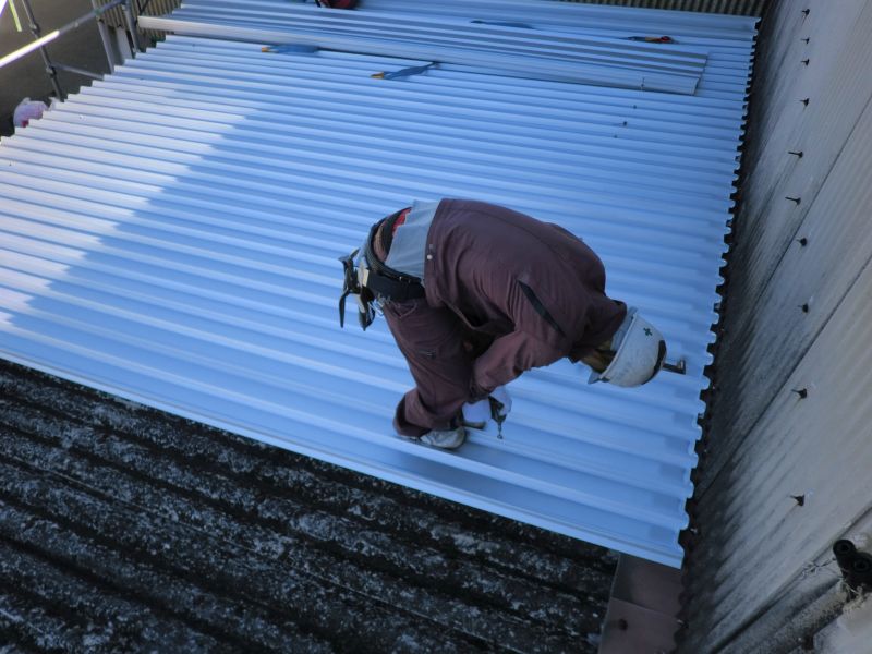 加茂郡川辺町某工場カバー工法による屋根葺き替え工事　