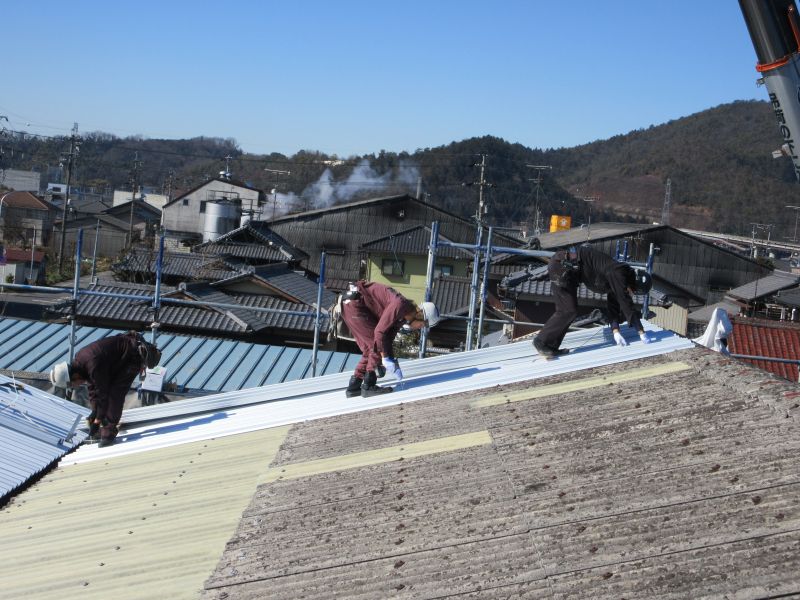加茂郡川辺町某工場カバー工法による屋根葺き替え工事　