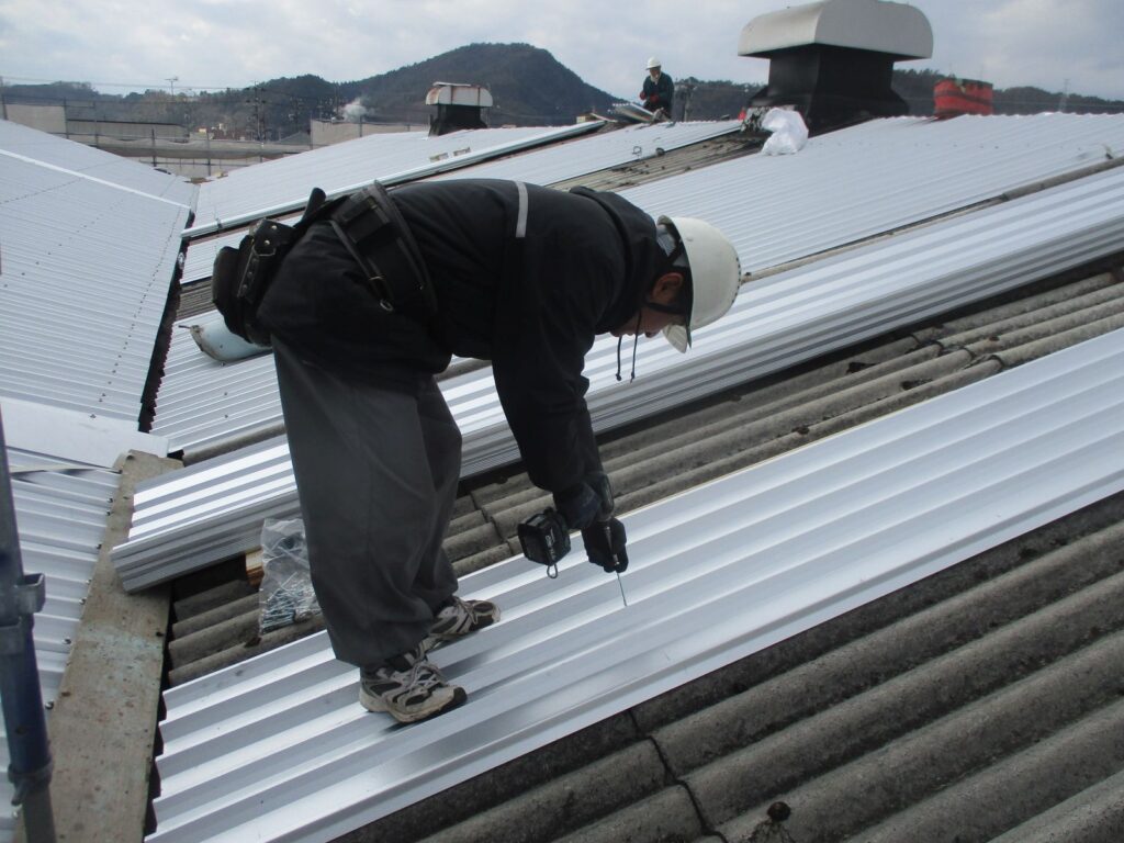 屋根カバー工法（波型スレート屋根への鋼板屋根カバー）