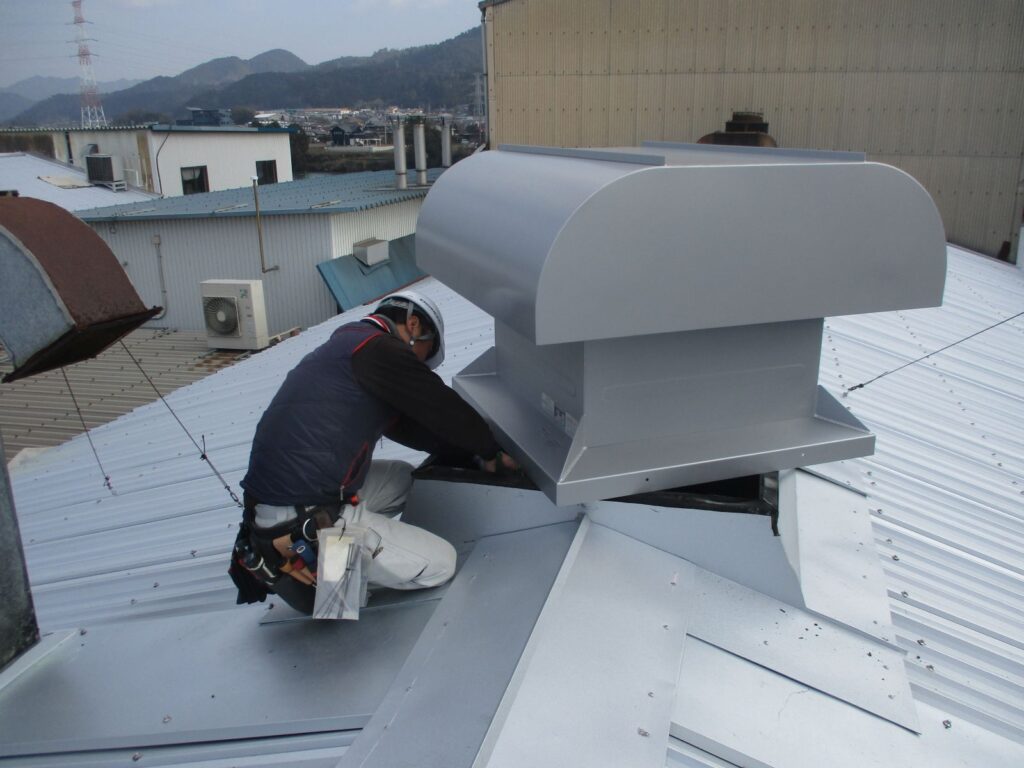 屋根カバー工法（波型スレート屋根への鋼板屋根カバー）