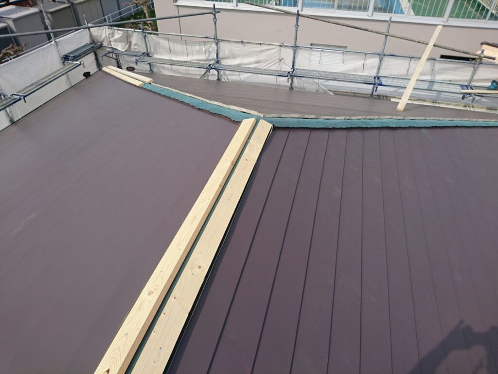 屋根カバー工法（ガルバリウム鋼板横葺き）