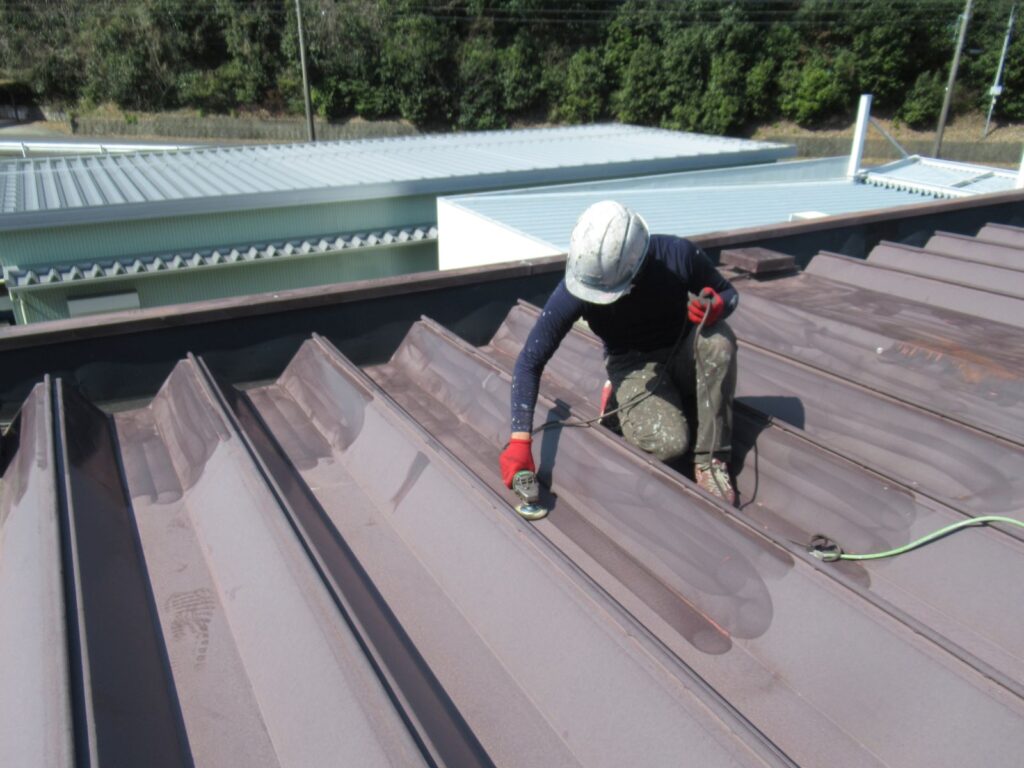 屋根塗装工事（折板屋根、瓦棒葺き屋根)